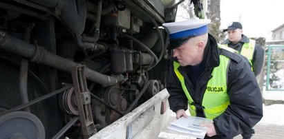 Policja sprawdzi autobus z dziećmi