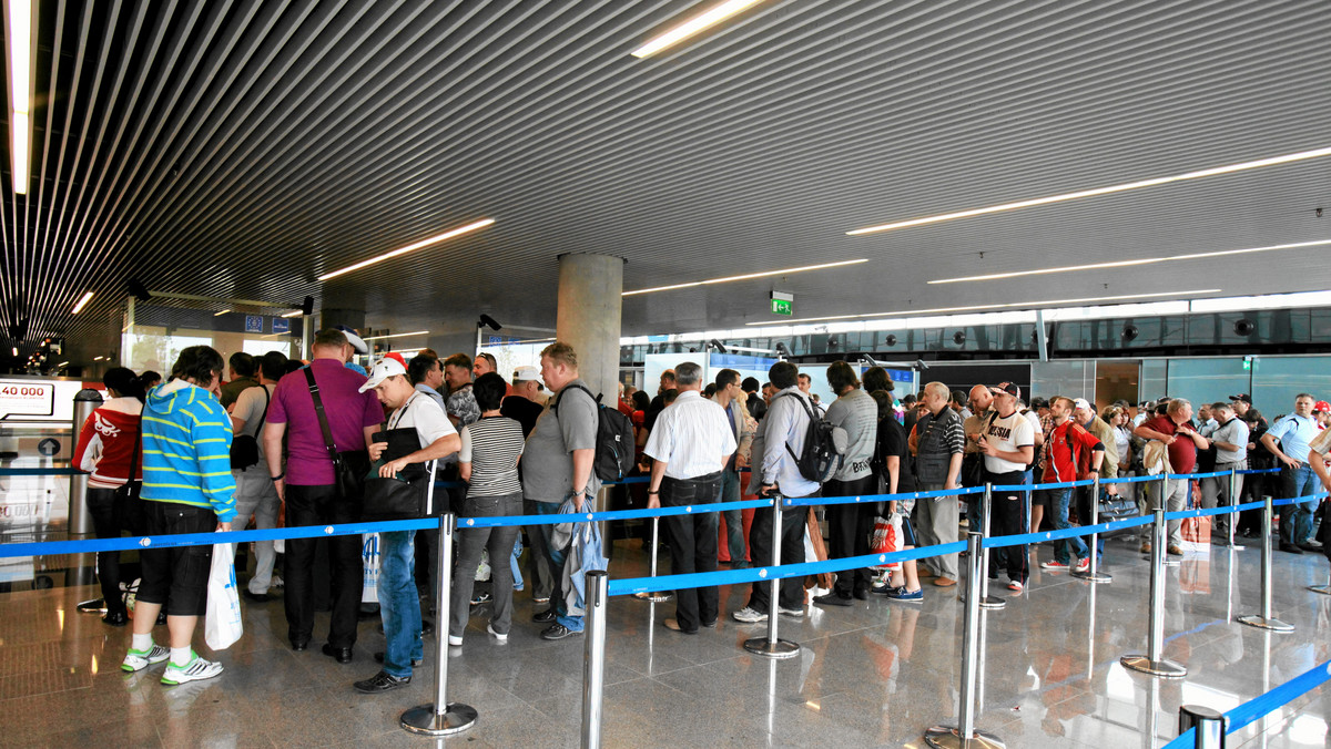 Pechowo rozpoczęła urlop grupa ponad 100 osób, która od wczoraj czeka na wylot na wakacje do Egiptu – poinformowało Radio RMF FM. Lot miał odbyć się o godzinie 23 z wrocławskiego lotniska do kurortu Szarm el-Szejk.