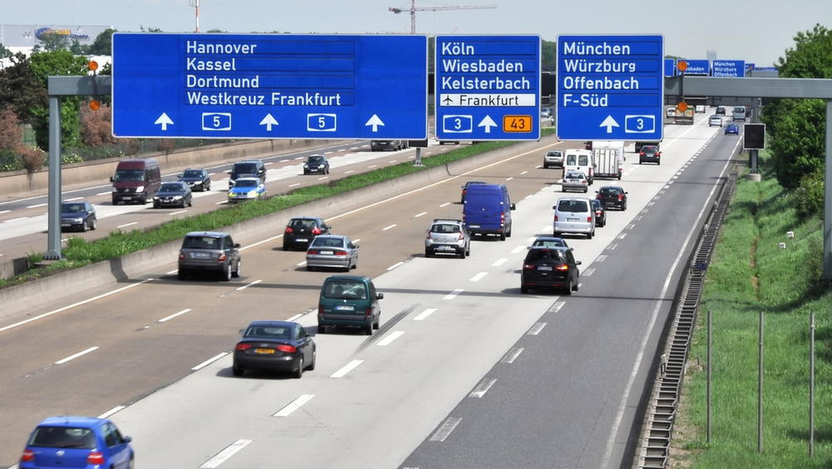 Komisja Europejska nie zaakceptuje dyskryminacji na niemieckich drogach. Z ostateczną decyzją w sprawie planów rządu w Berlinie na razie się jednak wstrzymuje.