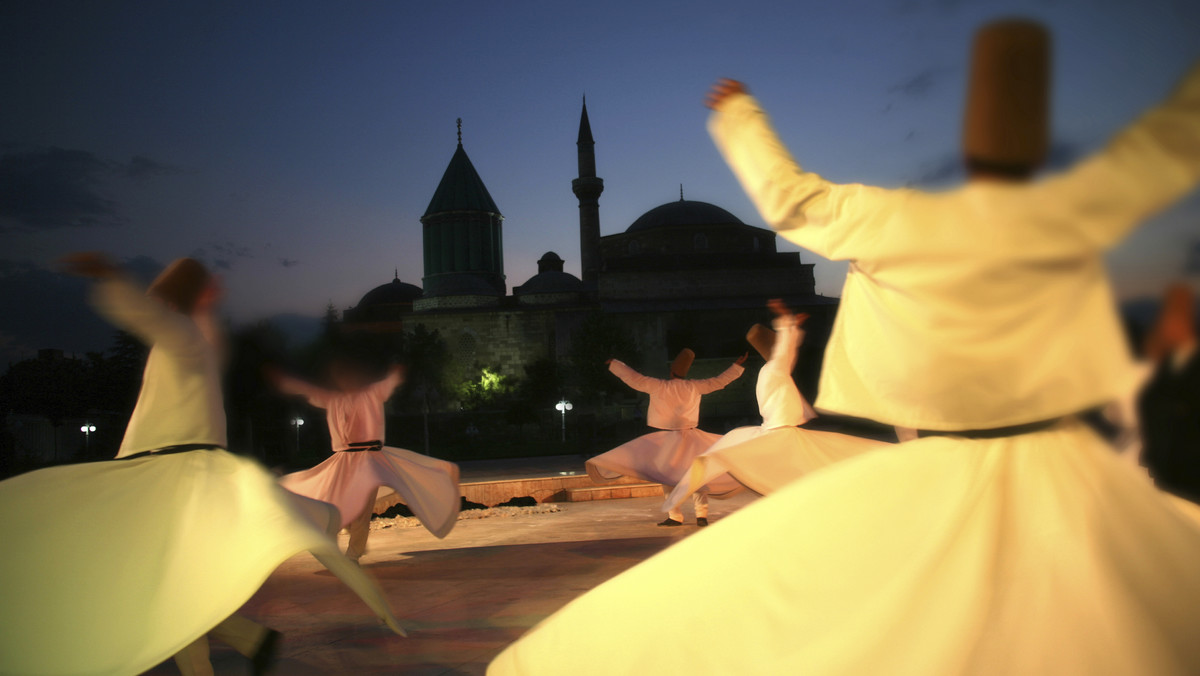 Jedną z atrakcji turystycznych Turcji są tańczący derwisze. Widowiskowe pokazy ich tańca kryją starą tradycję mistyczno-religijną, która narodziła się w mieście Konya. Przychody z turystyki stały się ważnym źródłem dochodów gościnnych, ale i konserwatywnych mieszkańców.