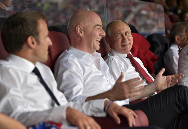 Władimir Putin z prezydentem FIFA i prezydentem Francji podczas meczu Francja-Chorwacja