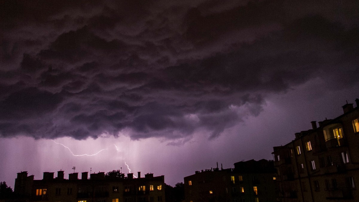 Gwałtowne burze z gradem przejdą w najbliższych godzinach od Pomorza, przez Kujawy aż po województwo łódzkie i Dolny Śląsk. Burzom towarzyszyć będzie wiatr w porywach do 80 km/h.