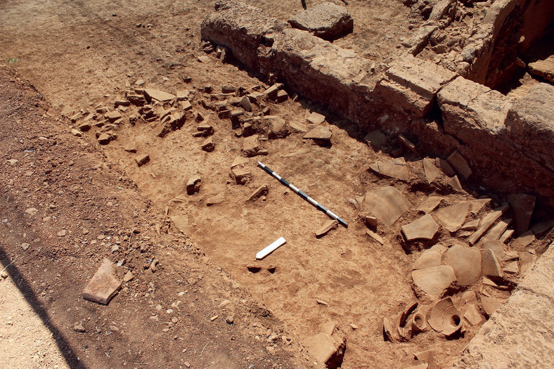 Złoże zniszczeń w północnej części kompleksu przemysłowego, w którym odnaleziono amforę C 2017-161 (pełna skala = 1 m) (M. Maher; dzięki uprzejmości Sikyon Excavation Project).