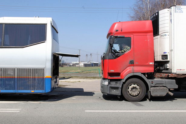 Wypadek autobusu z dziećmi w Ożarowie Mazowieckim pod Warszawą