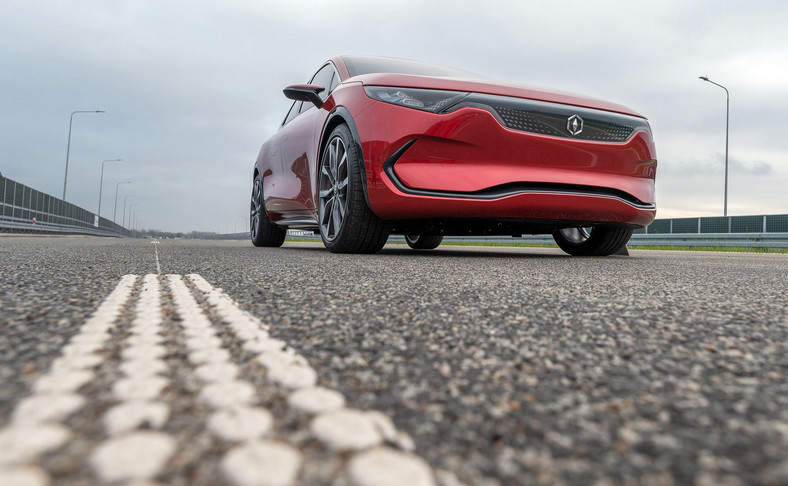 Polski samochód elektryczny IZERA sensacją na zamkniętej obwodnicy