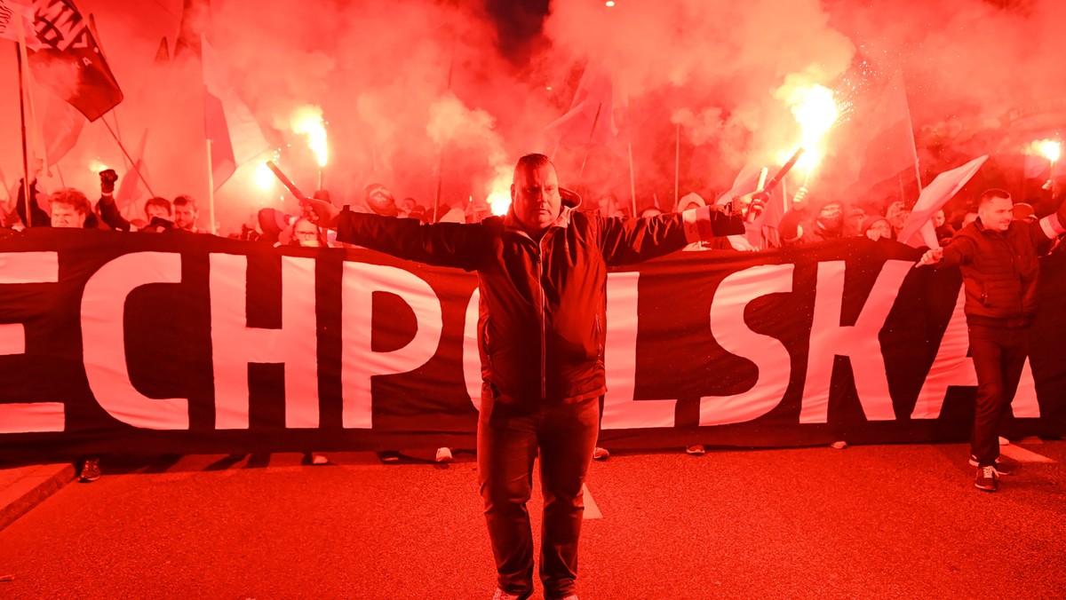 W momencie, kiedy marsz narodowców mijał manifestację Obywateli RP, KOD-u oraz Strajku Kobiet w okolicach ronda de Gaulle'a, w kierunku manifestantów poleciały butelki oraz race. Manifestanci nie reagowali - informuje reporter Onetu Piotr Halicki. Według naszych informacji, do podobnych zdarzeń dochodziło co chwilę.