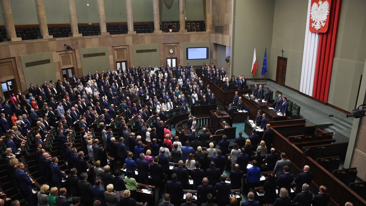 48 proc. ankietowanych źle ocenia działalność rządu, pozytywnie o pracy Rady Ministrów mówi 40 proc. badanych - wynika z sondażu Kantar Public. 45 proc. ankietowanych dobrze ocenia pracę premier, 44 proc. - źle. Dobrze o działalności prezydenta mówi 48 proc., źle - 41 proc.