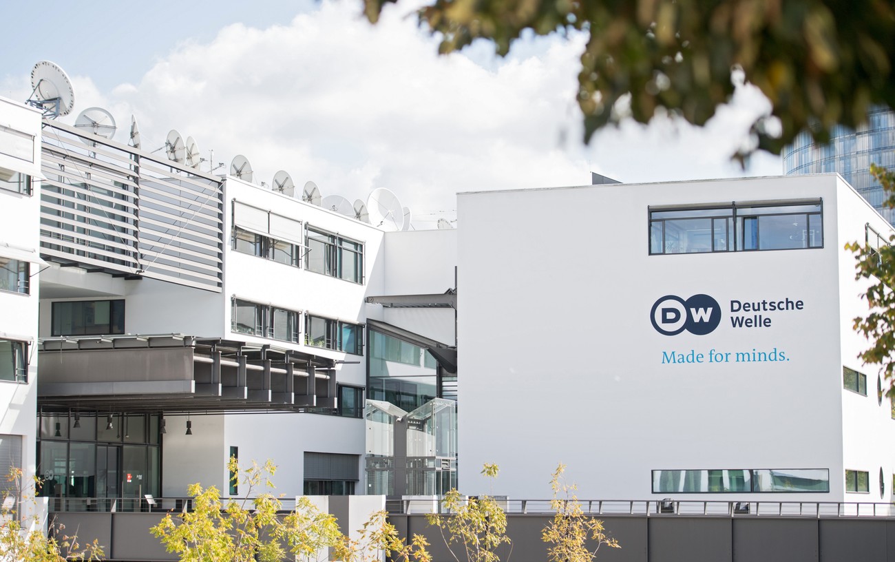 На русском языке. Deutsche welle телеканал. Deutsche welle логотип. Дойче велле логотип. Deutsche welle логотип.