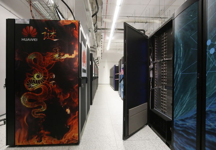 W nowym ośrodku dane będą zarówno przetwarzane, jak i gromadzone oraz udostępniane. Prowadzona też będzie analiza danych i wielkoskalowe obliczenia, które będą dotyczyły głównie projektów naukowych, ale też na potrzeby nauki i biznesu.
<br><br> fot. (zuz/kru) PAP/Paweł Supernak