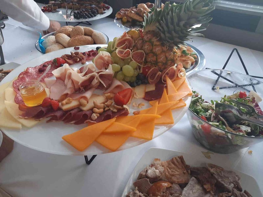 Posluženje u izbornom štabu Srpske napredne stranke