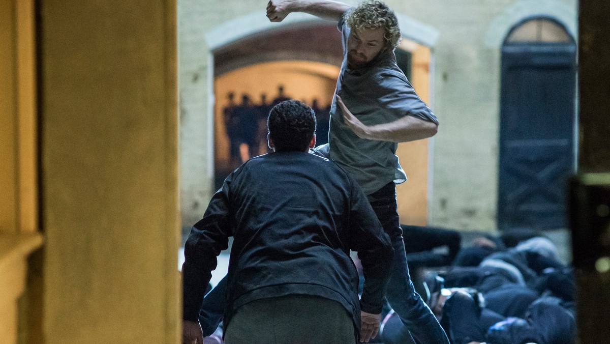 Netflix ogłosił premierę długo oczekiwanego serialu "Iron Fist" i opublikował pierwsze zdjęcie, a także krótką zapowiedź. Premierowe odcinki będą dostępne na platformie Netflix od 17 marca 2017 roku.