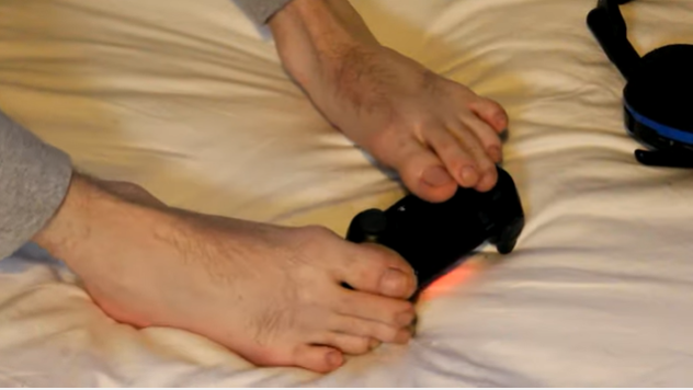 James Toland en action avec ses pieds