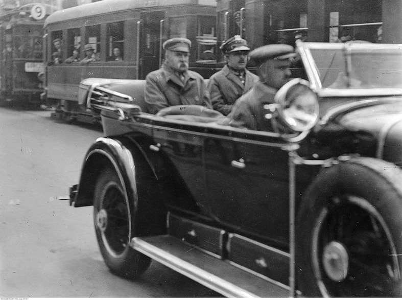 Józef Piłsudski jadący ulicami Warszawy