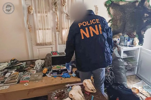 (FOTO, VIDEO) SRCE U TEGLI, LJUDSKE NOGE, ŠAKE, LICA... Otkriveno šta je sve pronađeno u stanu Mađara koji je sakupljao TELA SA GROBLJA I JEO IH