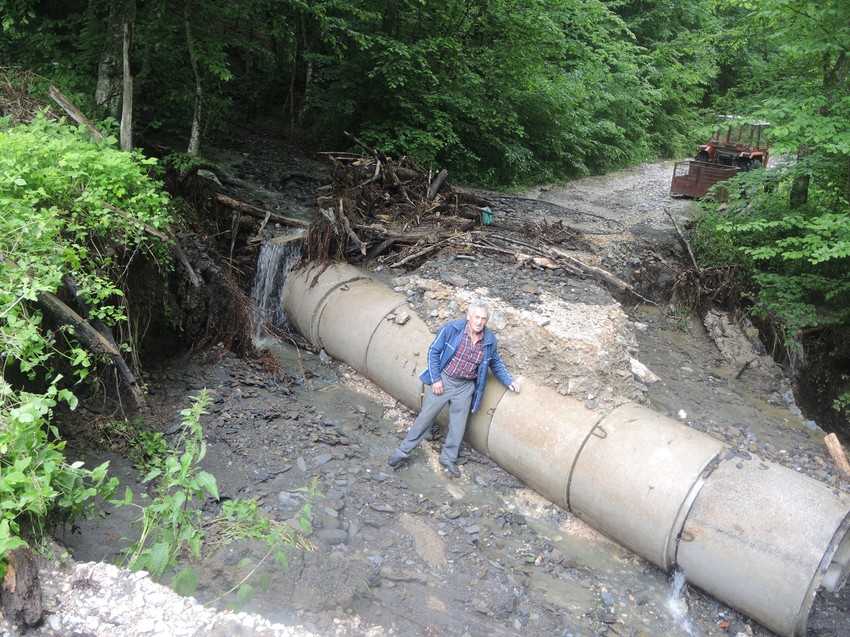 Krater koji je presekao ostatke puta kroz Karan