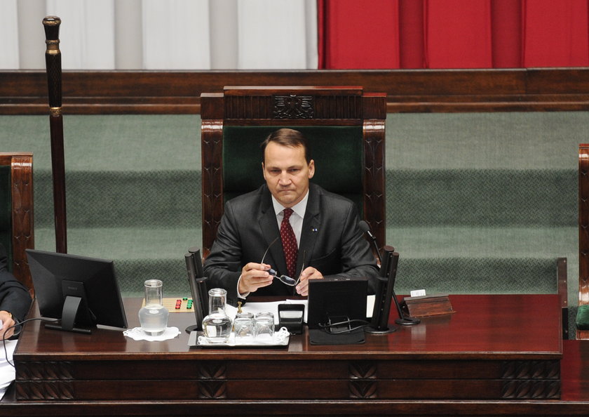 Radosław Sikorski chce większych pieniędzy dla PKW