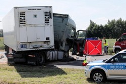 Tragiczny wypadek na Mazowszu. W zderzeniu osobówki z tirem zginęło 5 osób, w tym dzieci