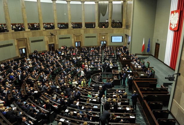 Posłowie na sali plenarnej w drugim dniu posiedzenia Sejmu.