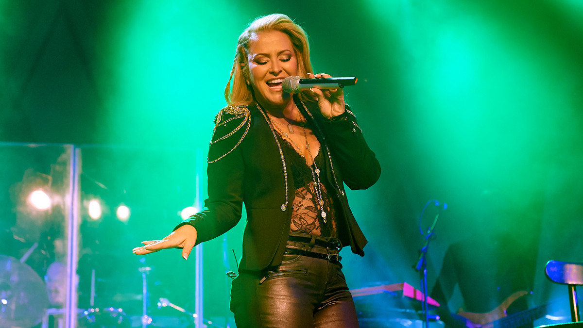 Anastacia 18 kwietnia po raz pierwszy wystąpiła w Polsce. Piosenkarka na scenie klubu Stodoła w Warszawie zaprezentowała swoje największe hity - "Left Outside Alone" czy "I'm Outta Love" oraz nowości z albumu "Ressurection".