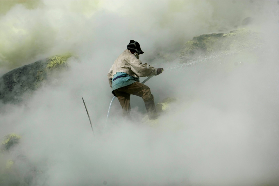 Indonezja - Jawa - siarka z wulkanu Kawah Ijen