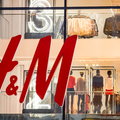H&M ma problem. W sklepach zalegają góry niesprzedanych ubrań