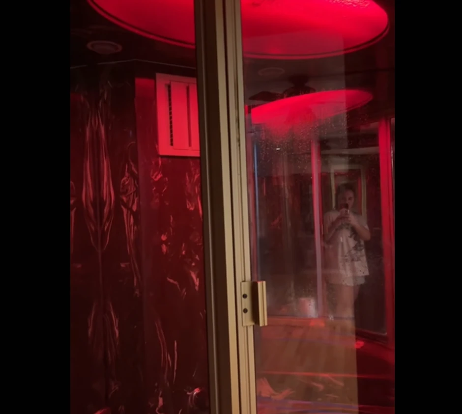 Crveno svetlo u tuš kabini