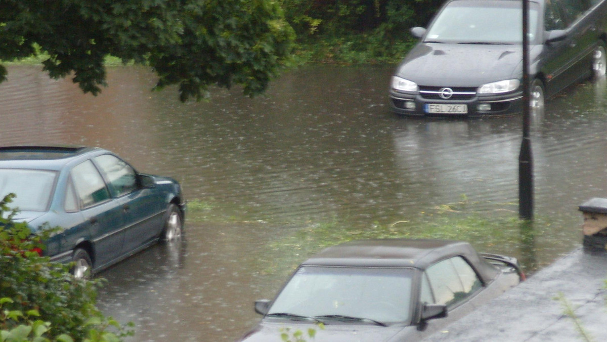 Gwałtowne ulewy przechodzą nad różnymi częściami Polski powodując chwilowe lub dłuższe szkody i utrudnienia. Nawałnice przeszły między innymi nad Poznaniem i Słubicami. Informują o tym internauci portalu Onet.pl za pośrednictwem platformy CYNK! W Słubicach doszło do podtopienia szpitala - informuje TVN24.