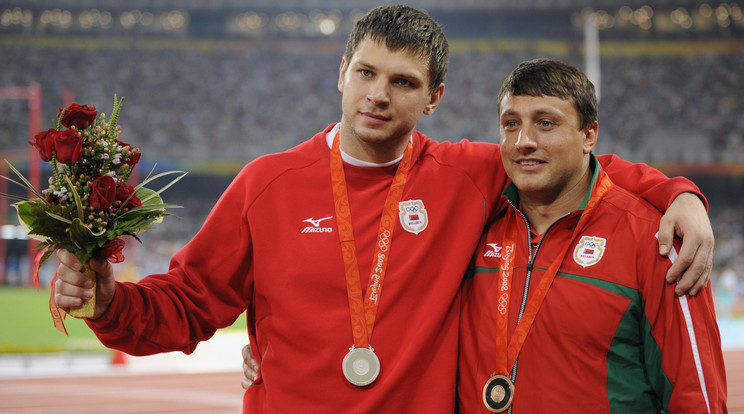 Vagyim Devjatovszkij (balra) és Ivan Cihan (jobbra) a pekingi olimpia díjkiosztó ünnepsége után. / Fotó: GettyImages