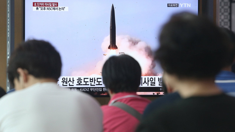 Oficjalna północnokoreańska agencja KCNA potwierdziła, że Pjongjang wystrzelił dwie rakiety balistyczne krótkiego zasięgu. Test osobiście nadzorował przywódca Korei Płn. Według Kim Dzong Una testy tego typu są konieczne, by chronić Koreę Północną przed "bezpośrednim zagrożeniem dla naszego bezpieczeństwa narodowego z Południa".
