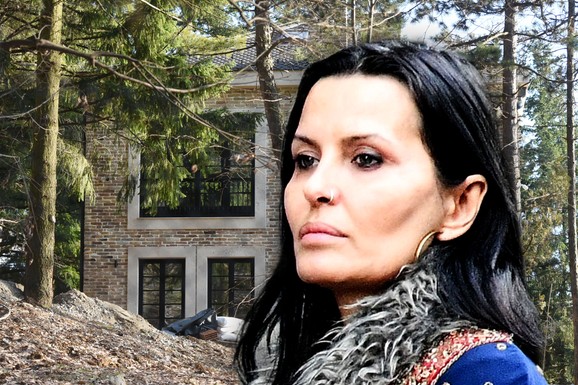 (VIDEO) "NEKO JOGA, NEKO DROGA" Elena Karaman se rasteže u vili u šumi koja vredi milione: Podelila prizor iz doma