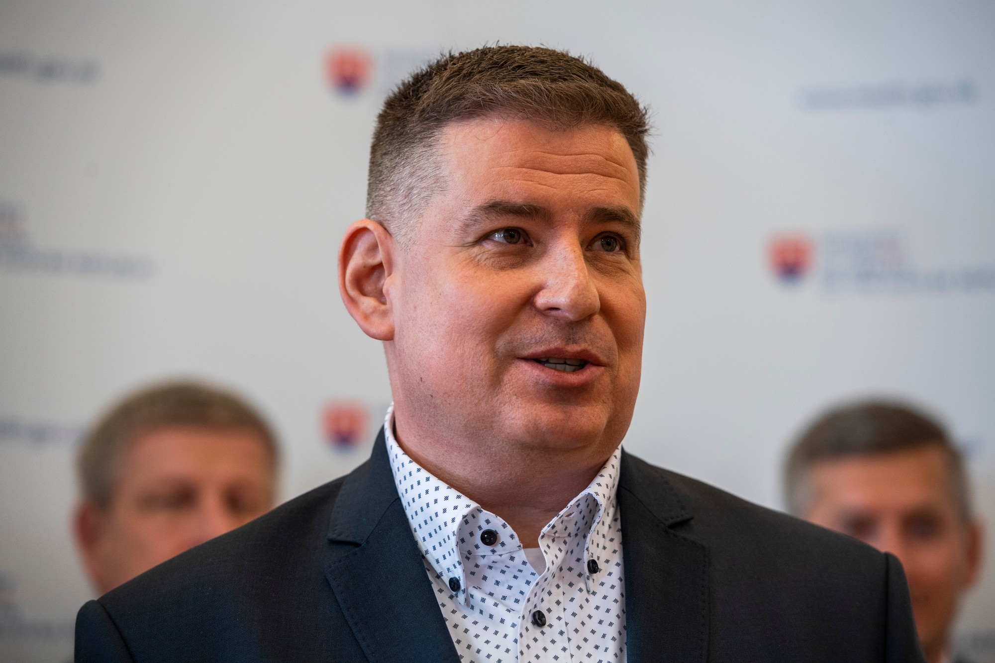 Moderátor Patrik Herman.