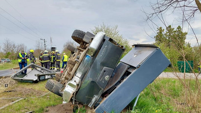 Elrettentő példának is tökéletesek a képek: rommá tört a kocsi, ami a tilos jelzés ellenére hajtott vonat elé Pest megyében – helyszíni fotók 