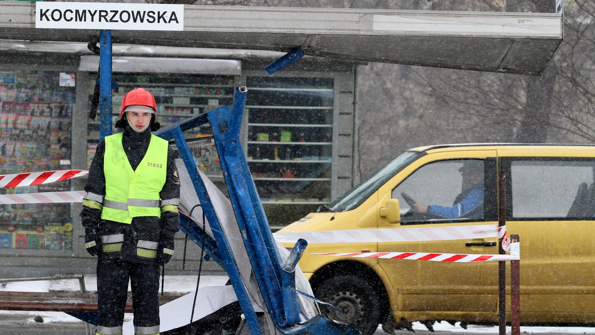 Opel astra jadący z Nowej Huty w stronę centrum Krakowa na skrzyżowaniu ulic Kocmyrzowskiej i Bulwarowej wjechał w przystanek tramwajowy, na którym stał mężczyzna i dwie kobiety, w tym jedna w zaawansowanej ciąży - podaje TVN24.