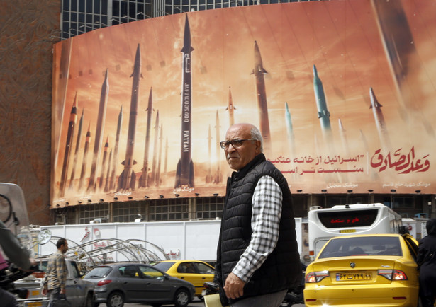 Teheran. Antyizraelski billboard, na którym widnieją zdjęcia irańskich rakiet i zdanie w języku perskim: „Izrael jest słabszy od domu pająka”