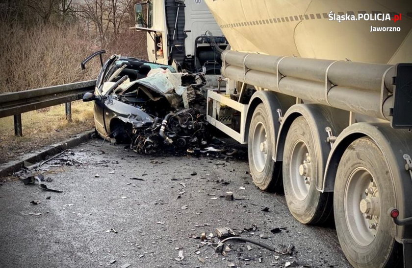 Wjechała autem pod ciężarówkę. Nie żyje