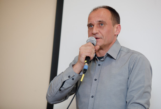Kukiz, który zajął trzecie miejsce w pierwszej turze wyborów, uznał w radiowej Jedynce, że prezydenckie propozycje to gra na czas i "ściemnianie".
