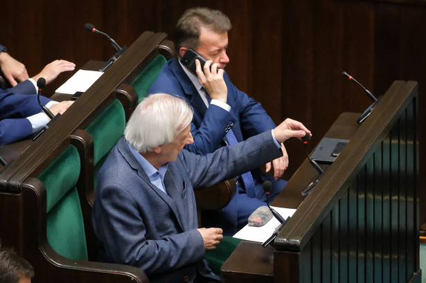 Wicemarszałek Sejmu Ryszard Terlecki (L) i minister obrony narodowej Mariusz Błaszczak (P) na sali obrad Sejmu w Warszawie