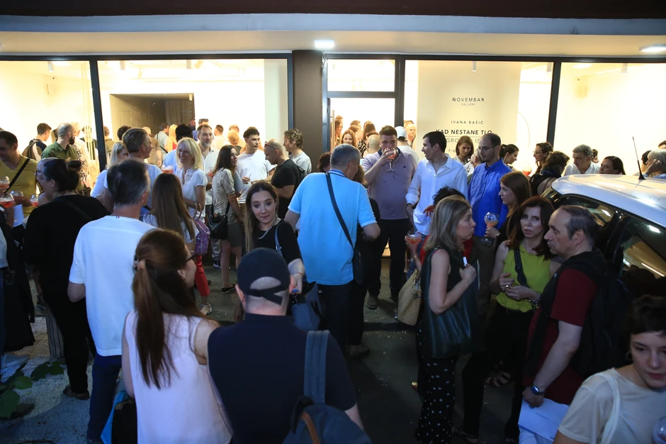 Ljubitelji umetnosti tiskali su se, kako u galeriji, tako i ispred nje