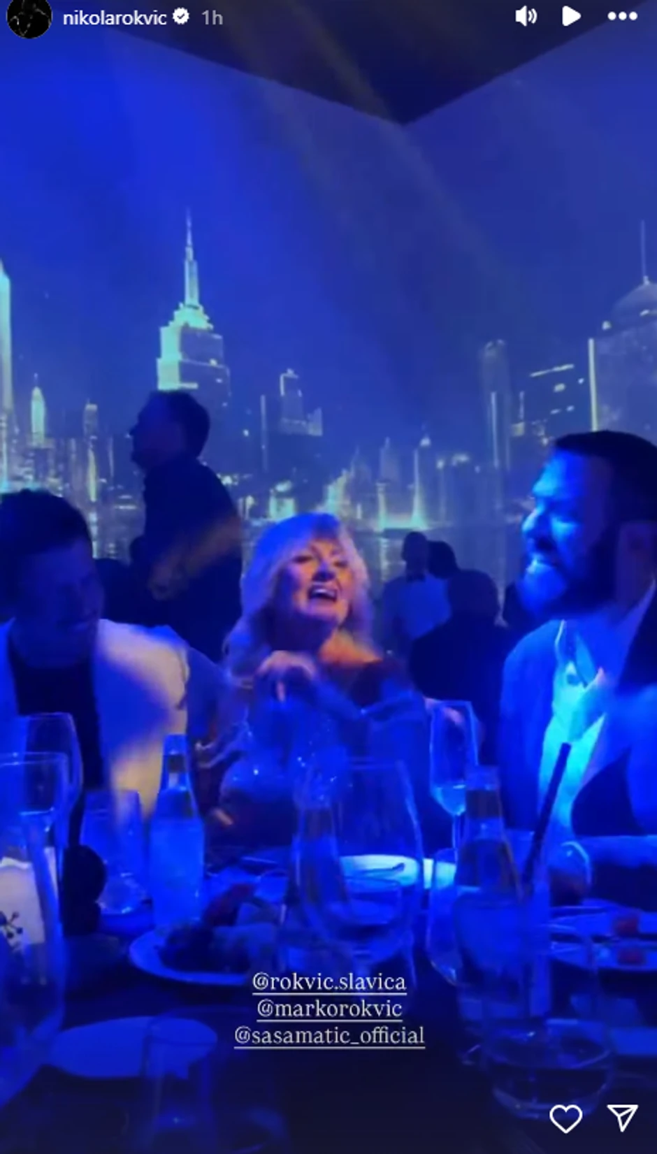 Nikola Rokvić sa majkom i bratom