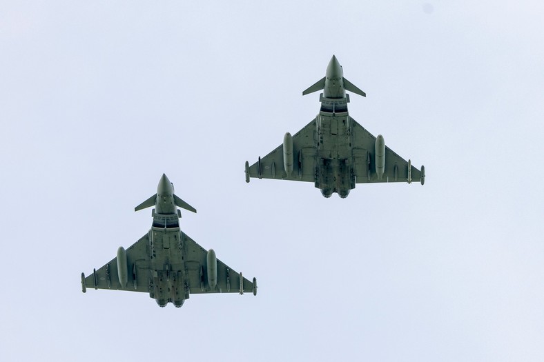 Dwa brytyjskie myśliwce Eurofighter Typhoon. Źródło: RAF
