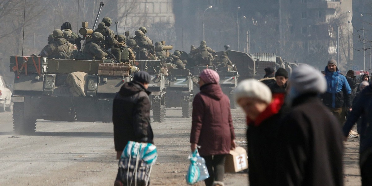 Rosyjskie wojska wciąż bombardują i ostrzeliwują Mariupol. Jest problem z ewakuacją cywilów. Coraz więcej osób w mieście umiera z głodu