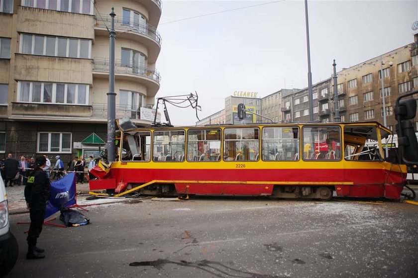 Wypadek tramwajowy. Motorniczy nie żyje. 11 osób rannych