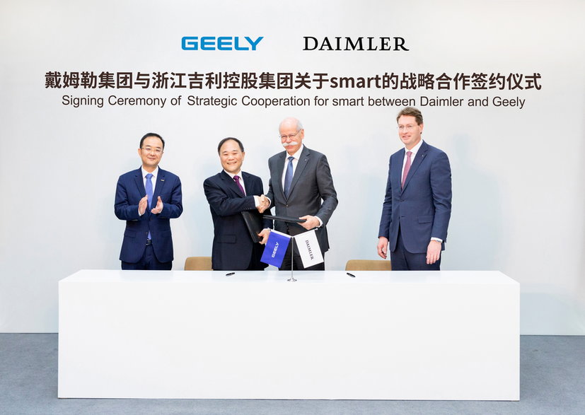 Li Shufu (drugi z lewej) za pośrednictwem Tenaciou3 Prospect Investment Limited ma 9,7 proc. udziałów w koncernie Mercedesa. Na zdjęciu: podpisanie umowy między koncernami Mercedesa i Geely, powołującej nowego właściciela marki smart.