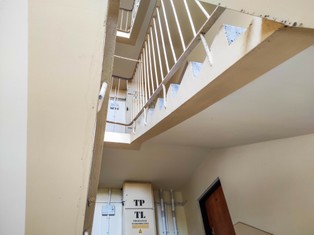 Kara od 5 do 30 tys. zł za rzeczy na klatce schodowej. Tego nie wolno trzymać za drzwiami. Nowe prawo weszło w życie