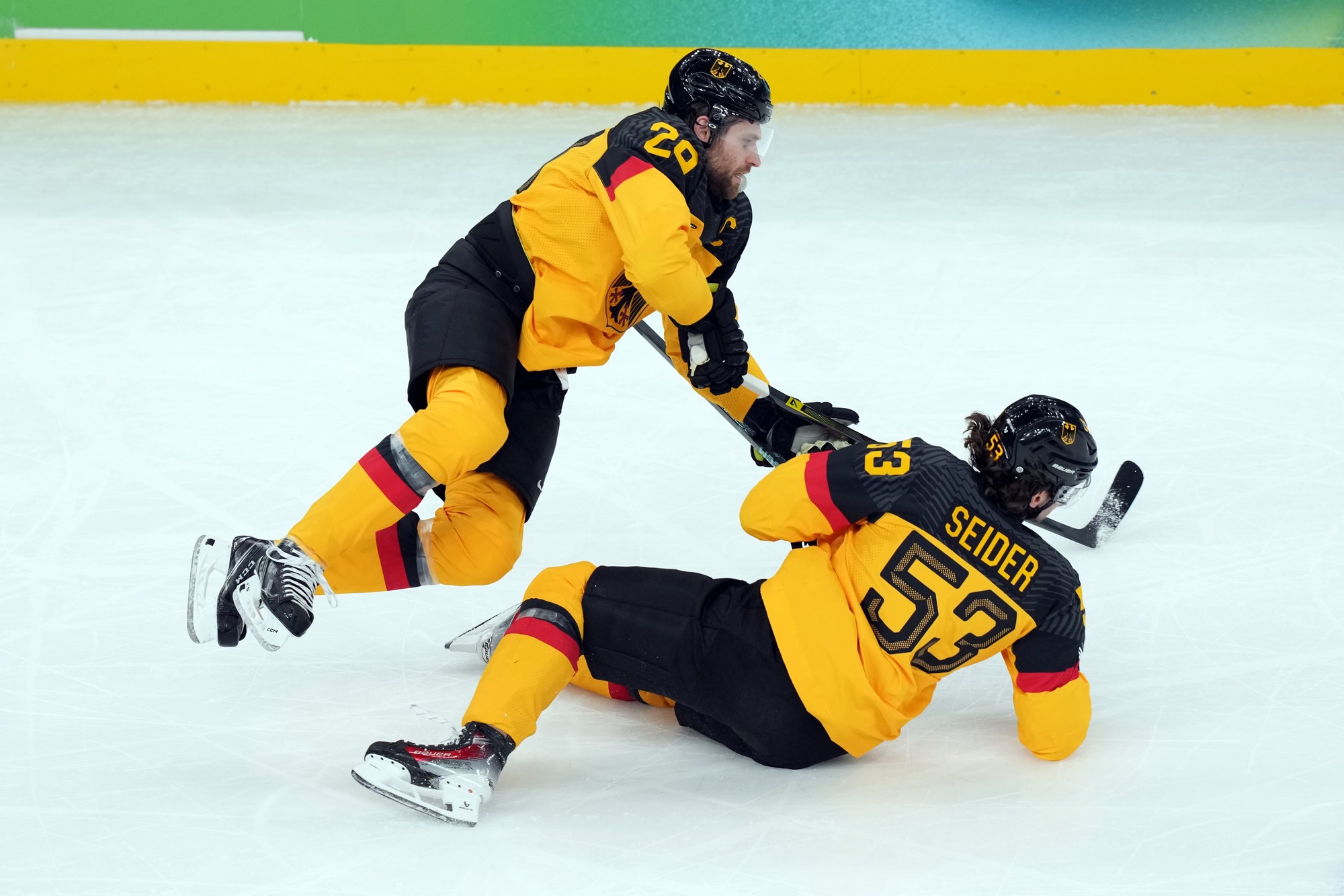 Nemecký hokejista Moritz Seider s číslom 53 na ZOH 2026. 