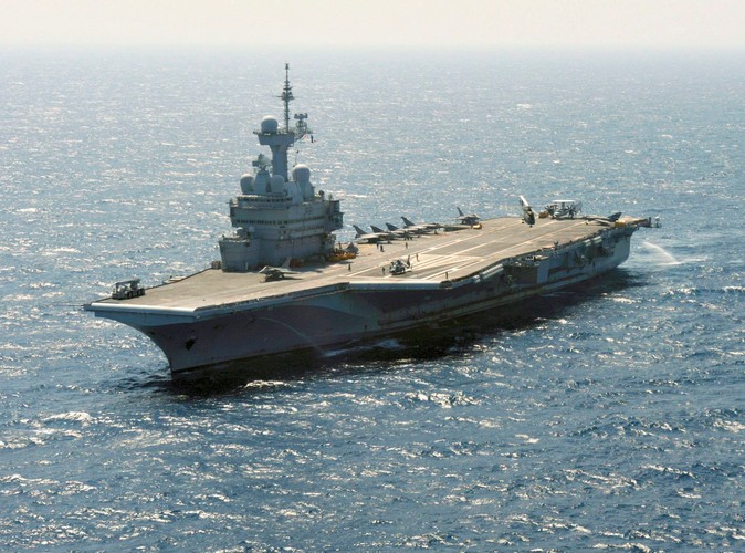 Francuski lotniskowiec Charles de Gaulle