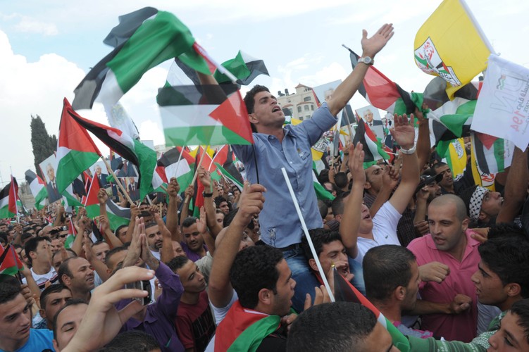 9. Autonomia Palestyńska w 2011 roku zdecydowała się na odwołanie bezpośrednio do Organizacji Narodów Zjednoczonych w poszukiwaniu państwowości.  „Teraz, kiedy arabska wiosna uwydatniła pragnienie wolności narodów arabskich, jest czas na wiosnę palestyńską, na moment niepodległości