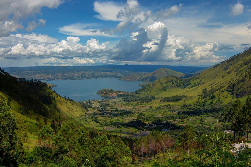 Widok jeziora Toba na Sumatrze. Foto Bisajunisa, CC BY-SA 4.0, https://commons.wikimedia.org/w/index.php?curid=118474144