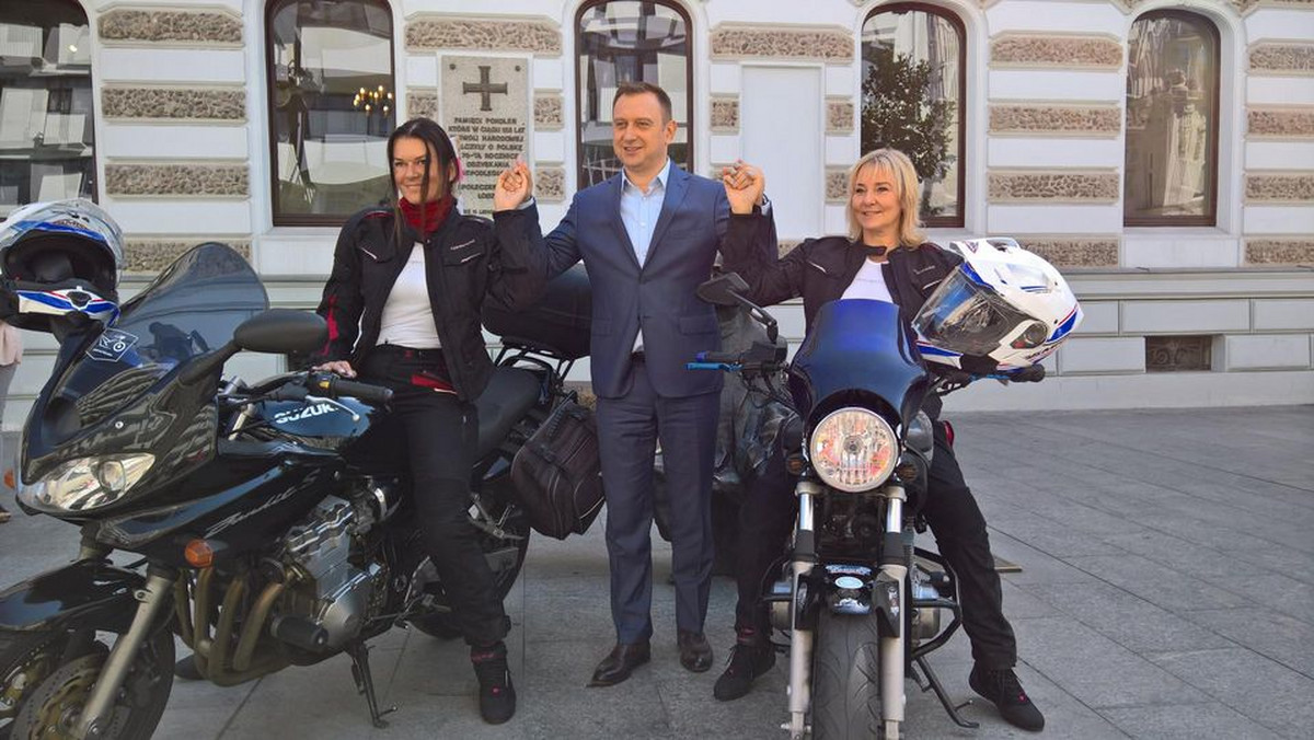 Dwie motocyklistki z Łodzi w trasę wyruszą jutro rano. Chcą dotrzeć do greckiego Peloponezu, po drodze odwiedzając 14 państw. Podczas trasy członkinie klubu "Łódki na Kołach" będą zbierać pieniądze dla podopiecznych Fundacji "Dom w Łodzi".
