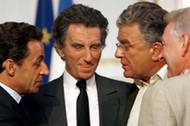 Ceremonia w Pałacu Elizejskim, Paryż 2007. Olivier Duhamel  (drugi od prawej) rozmawia z ówczesnym prezydentem Francji  Nicolasem Sarkozym (Z lewej), byłym ministrem kultury Jack Langiem (drugi od lewej) i Guy Carcassonne (pierwsze z prawej).